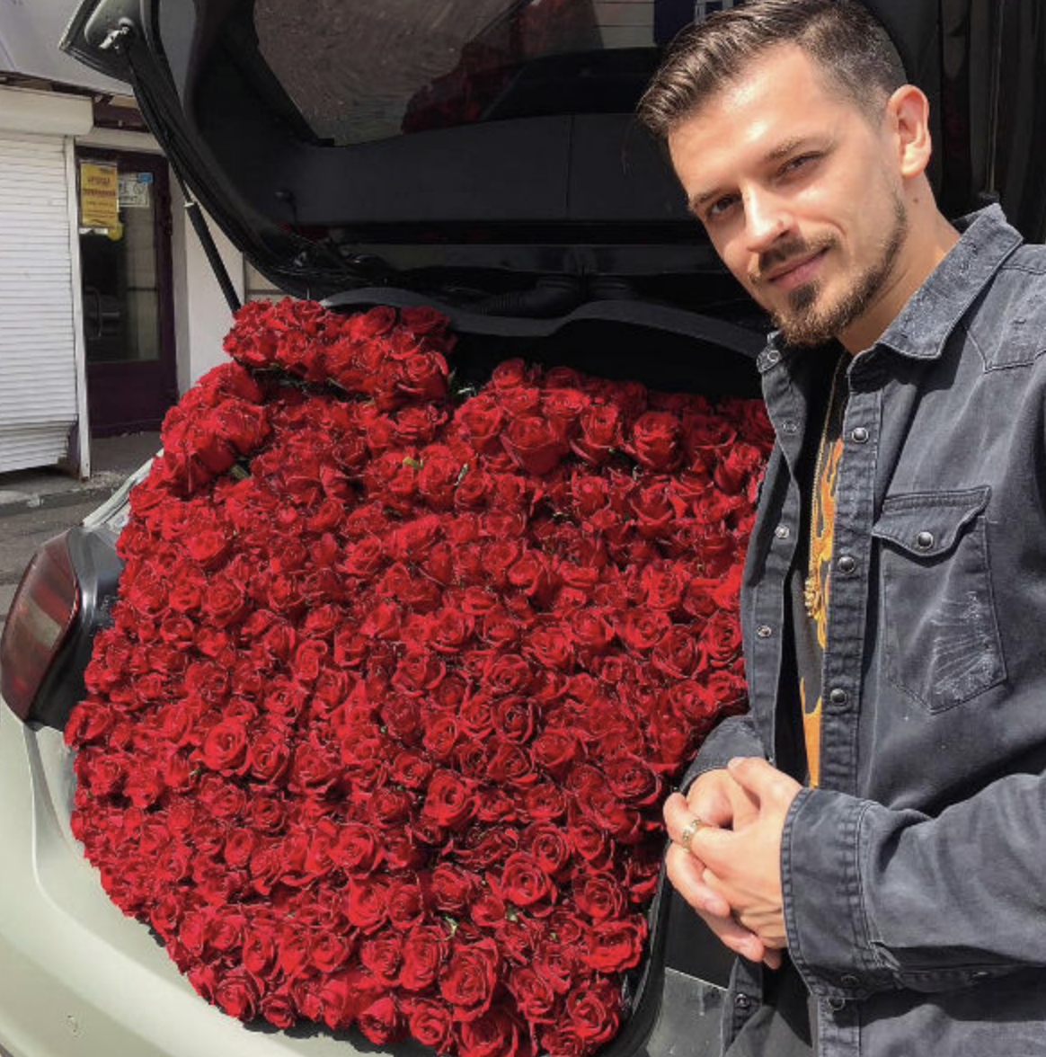 Мужчина с розой в зубах