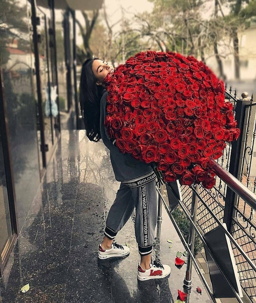 Молодой человек с цветами