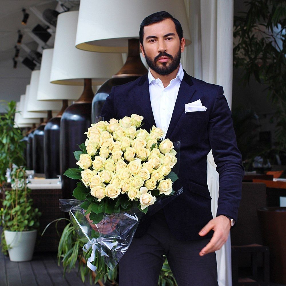 Юноша с цветами