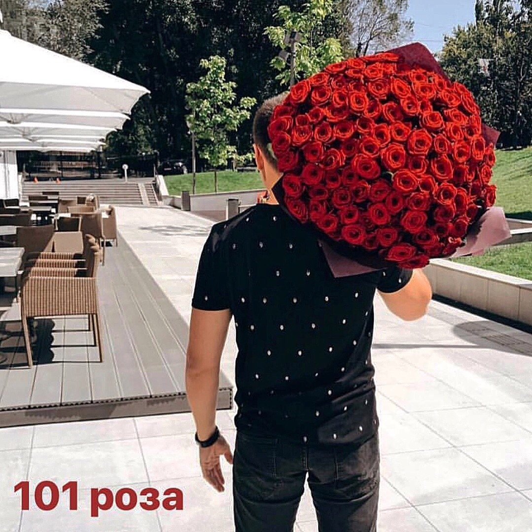 Девушка с огромным букетом