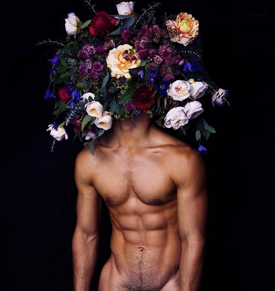 Брэд Питт с цветами