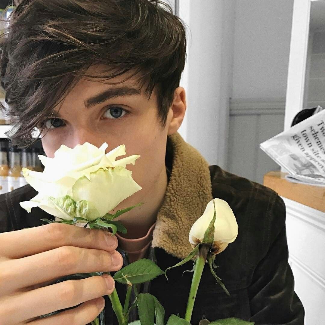 Парень в костюме с розой