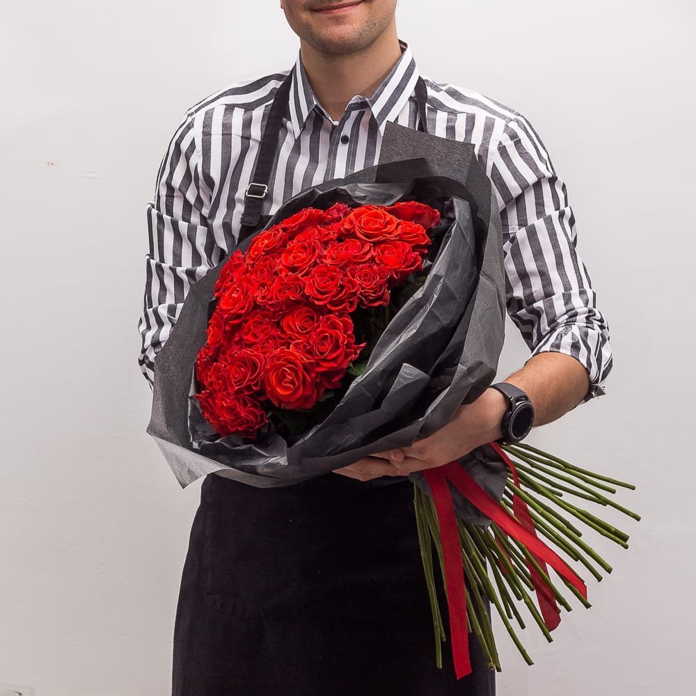 Красивый парень с цветами