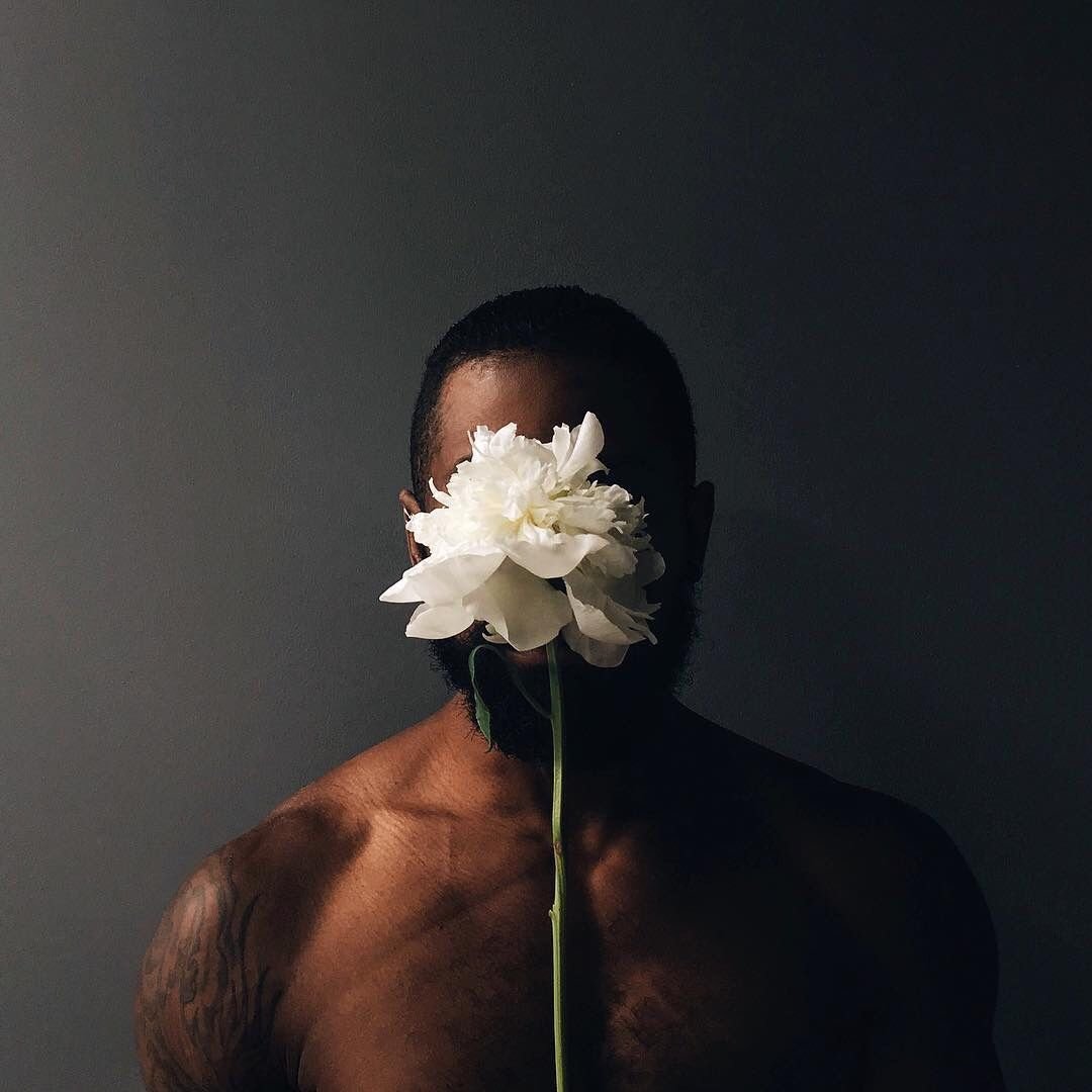 Мужчина с огромным букетом цветов