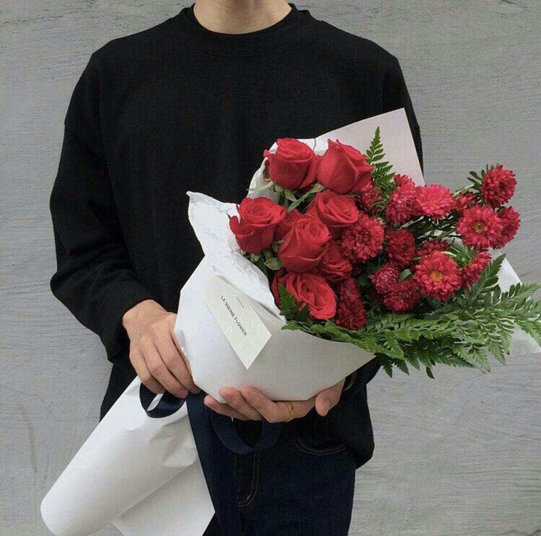 Мужчина с цветами в руках