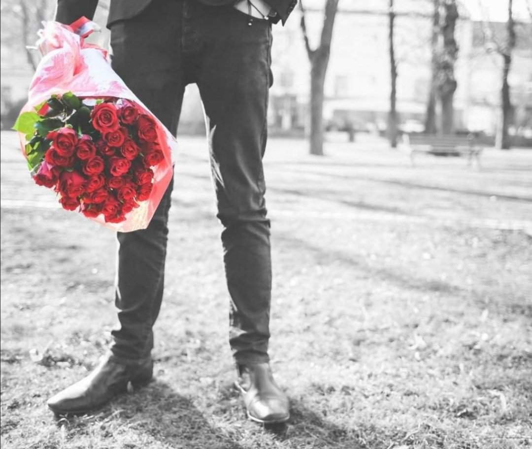 Человек с цветами в руках