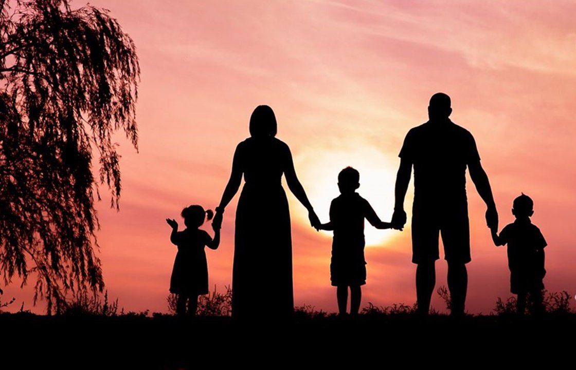 Семья в мультяшном стиле