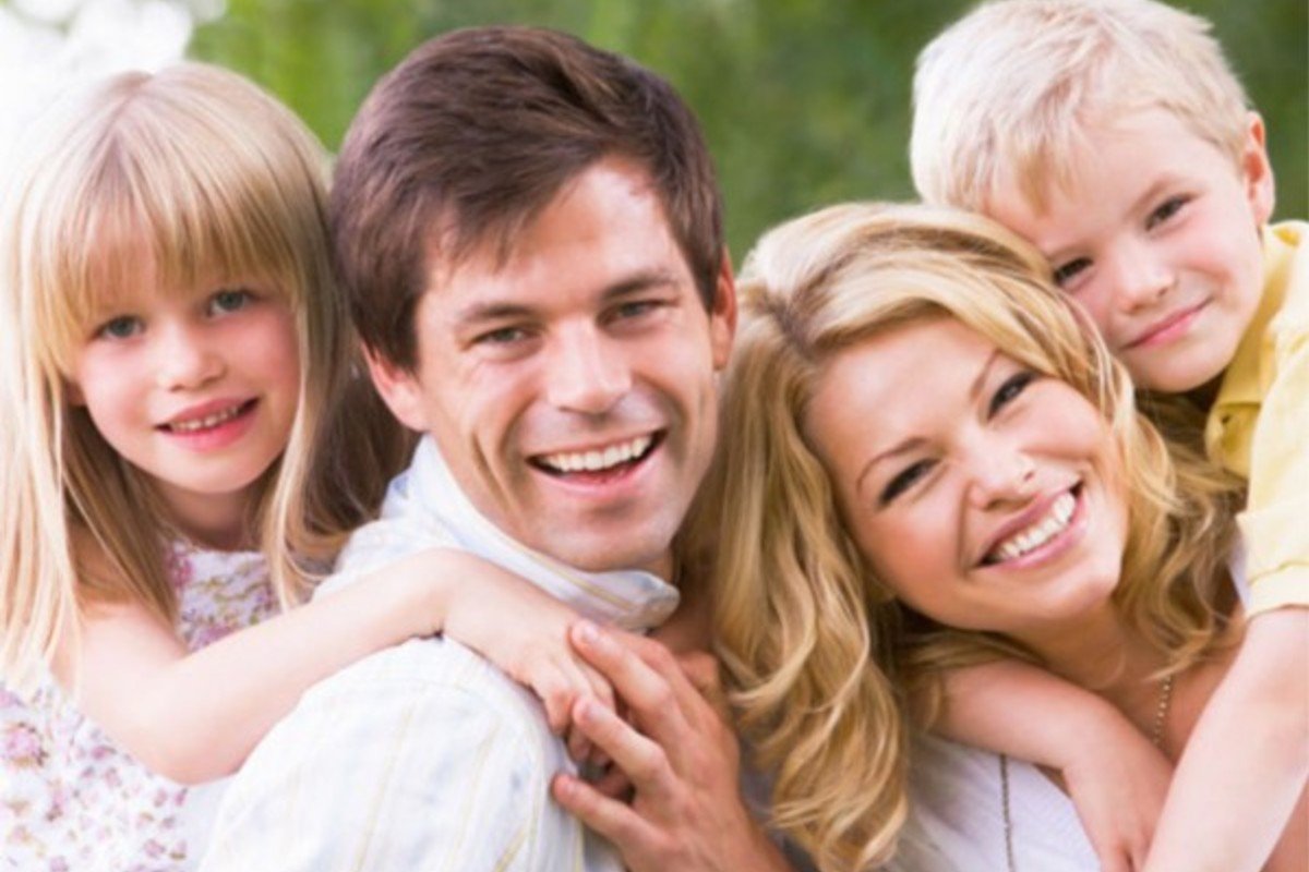 Силуэт семьи из четырех человек