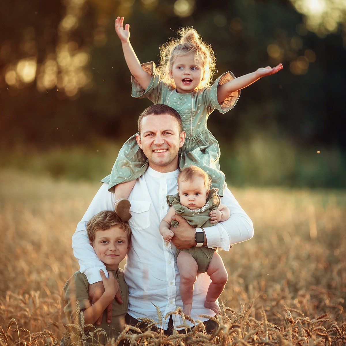 Семья в домике силуэт