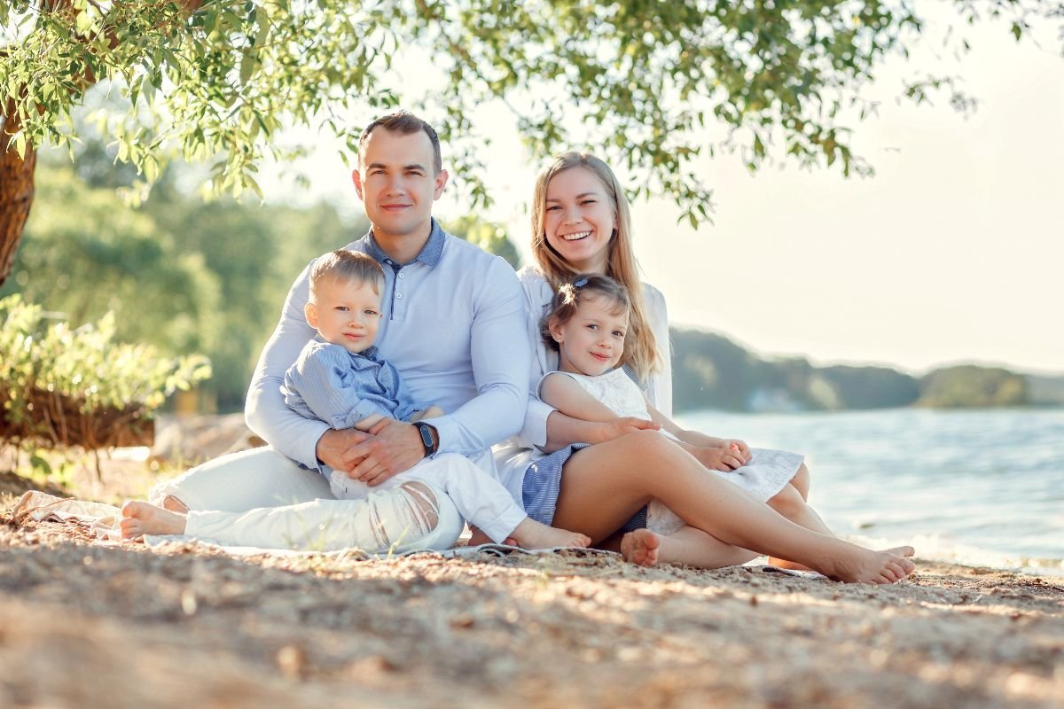 Семья мама папа дочь собака