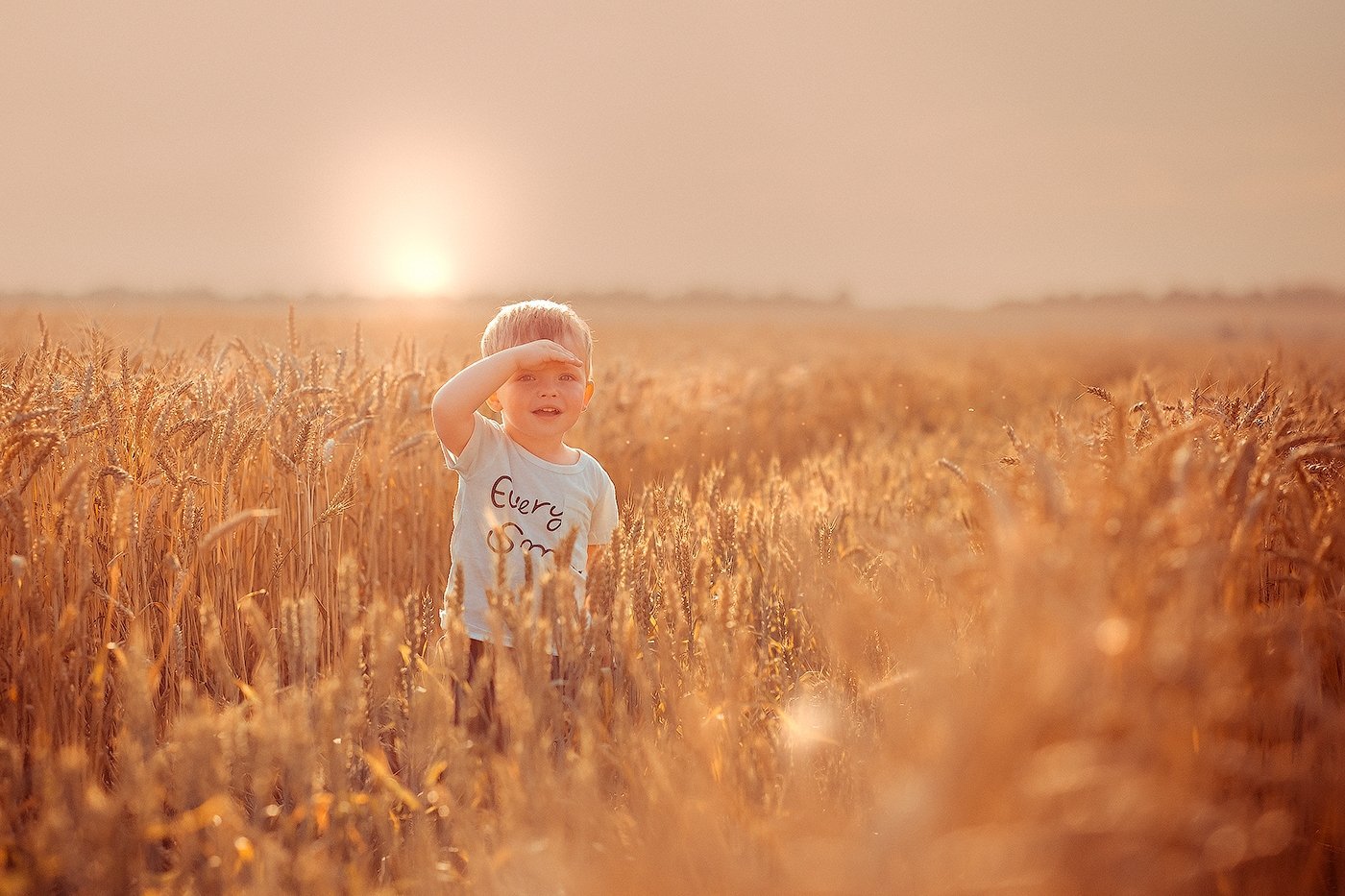 Ребенок в пшеничном поле спиной