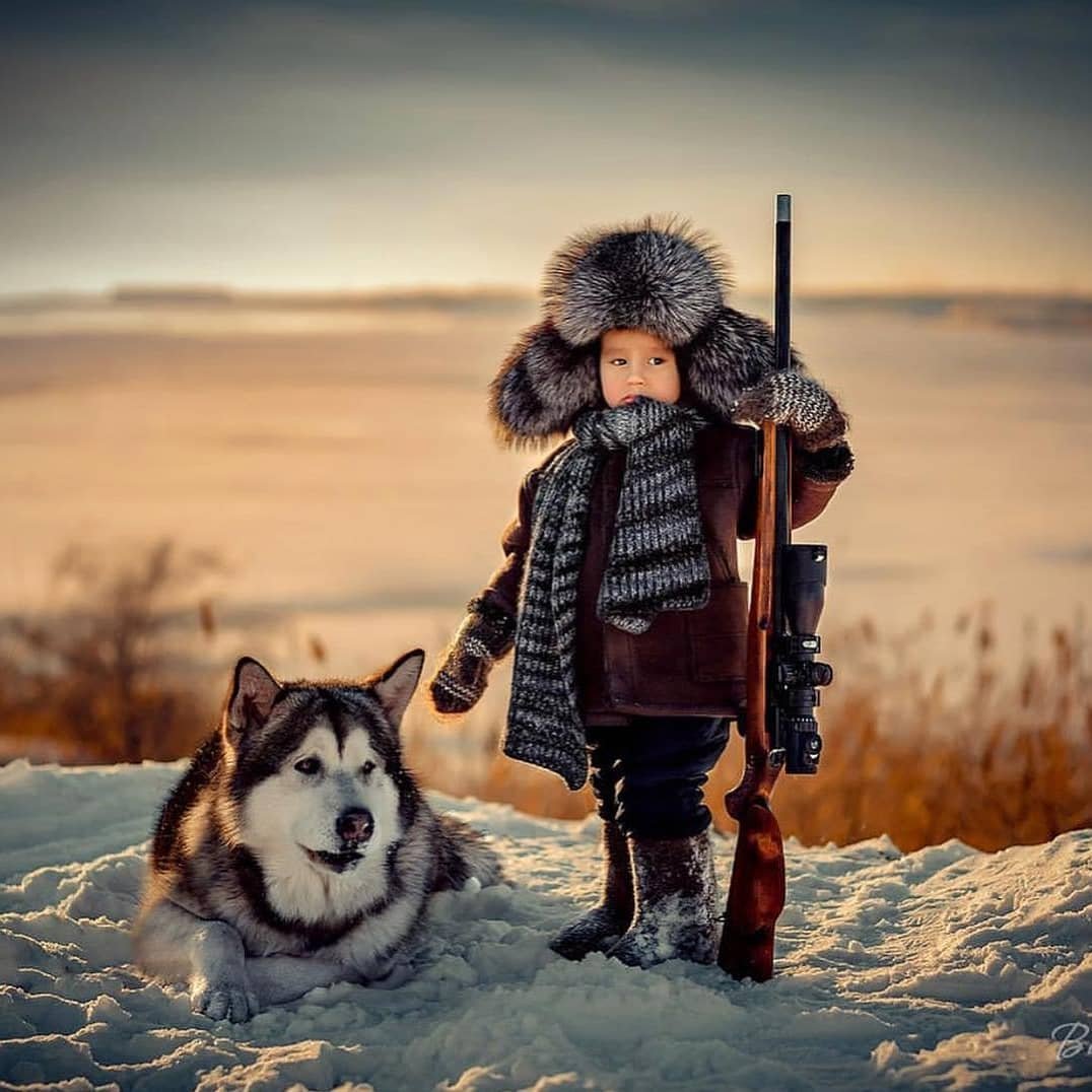 Охотничье ружье на траве