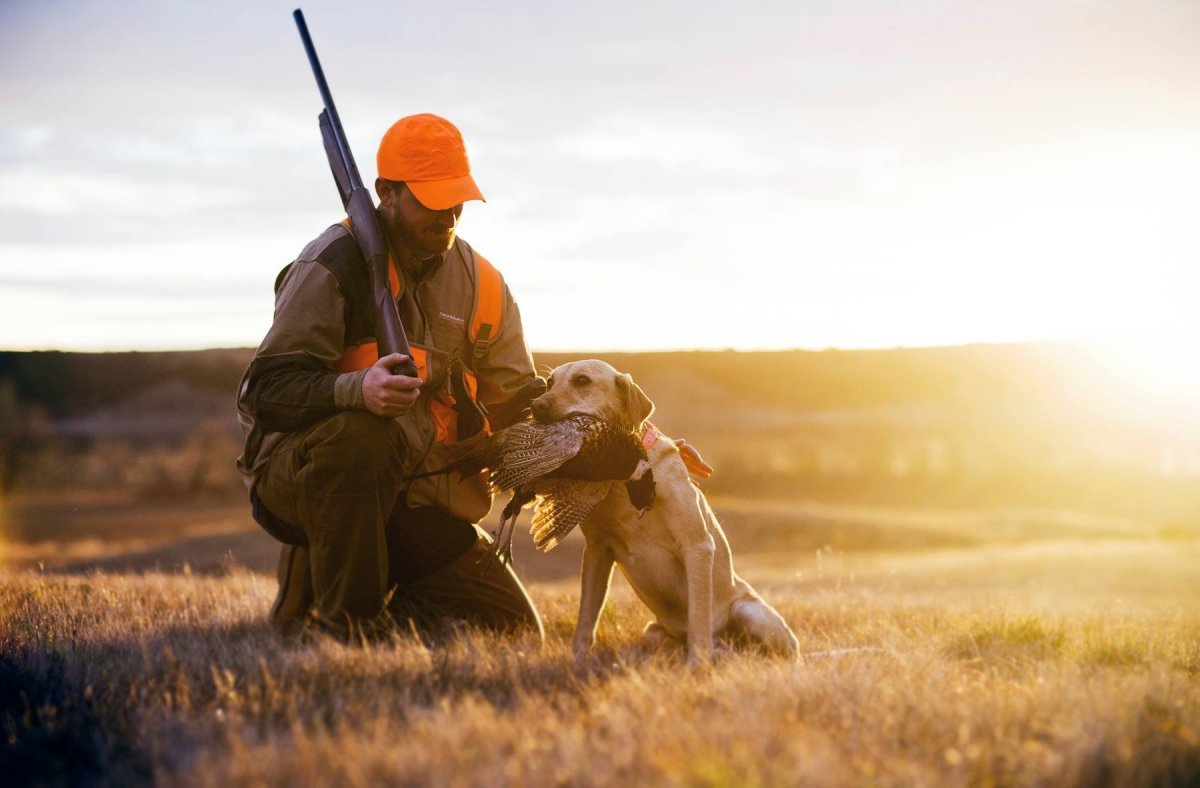 Охотник Хант с ружьем