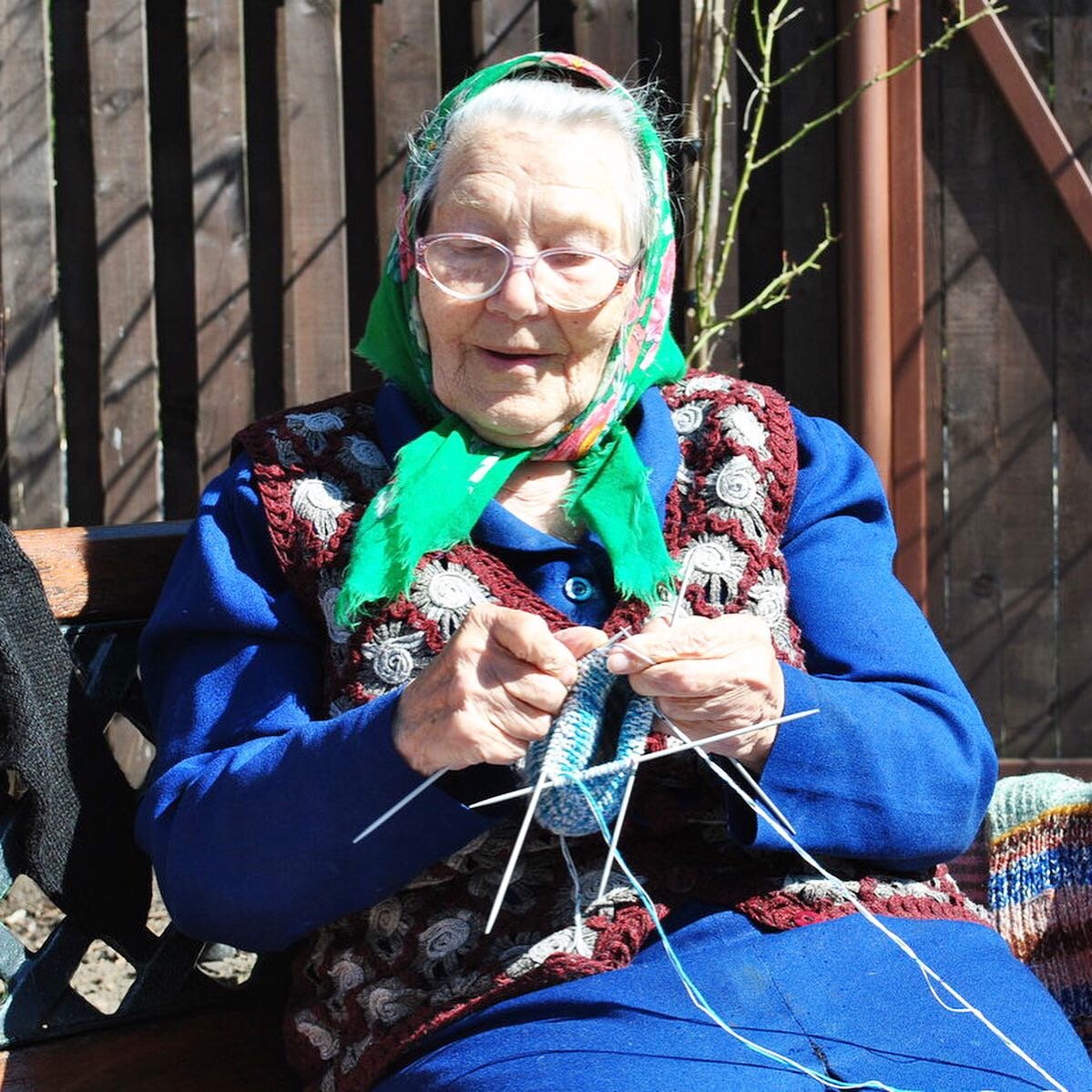Пенсионерки деревне. Бабушки вязальщицы. Бабушка с вязанием. Вязание для пенсионеров.