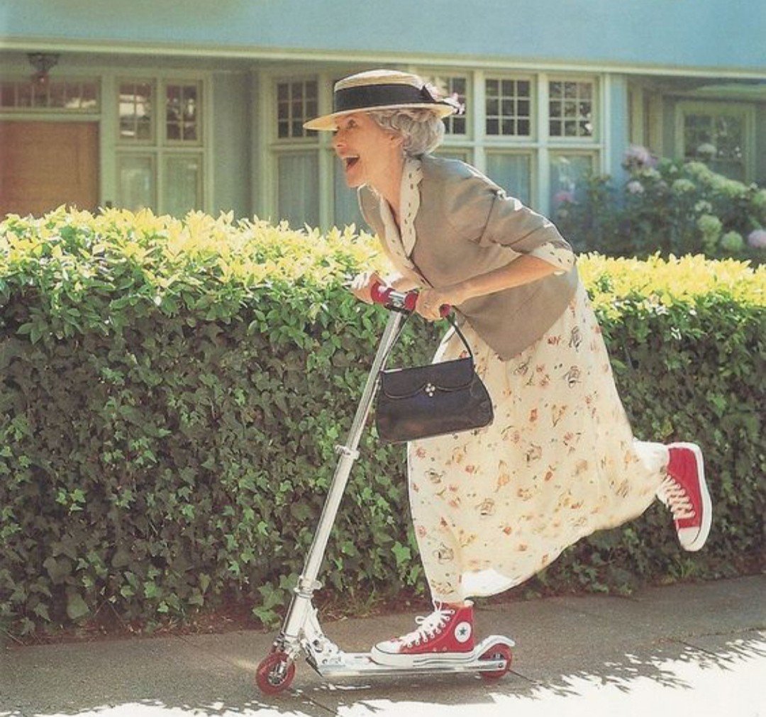 Женщина на самокате