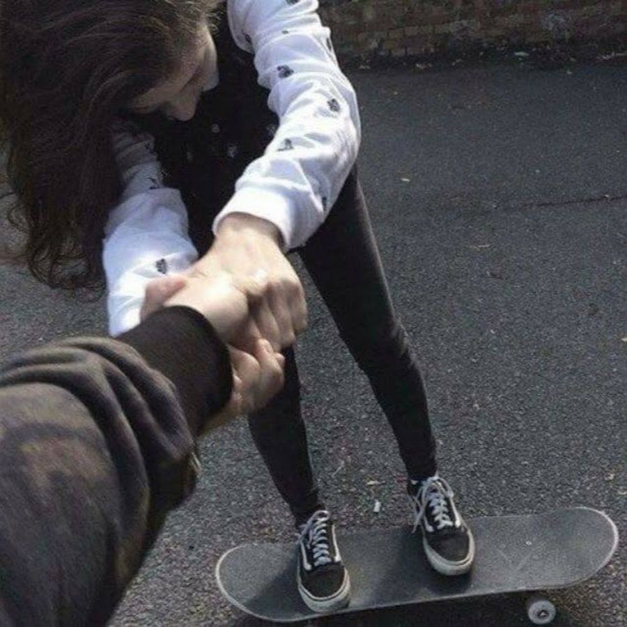 Парень и девушка на скейте