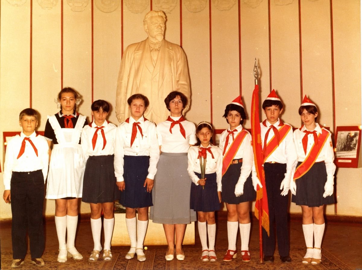 Пионеры в парадной форме