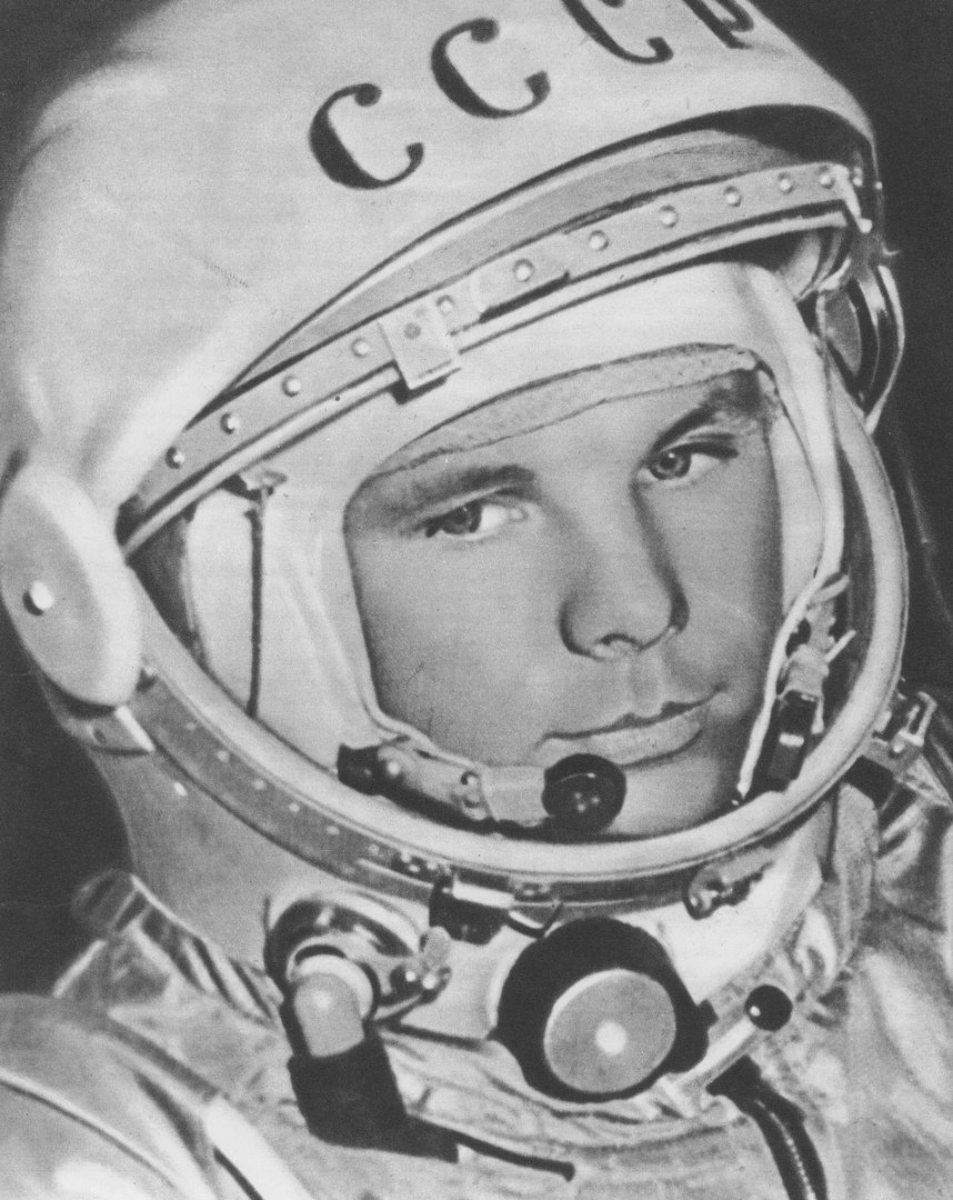 Гагарин в скафандре круглое