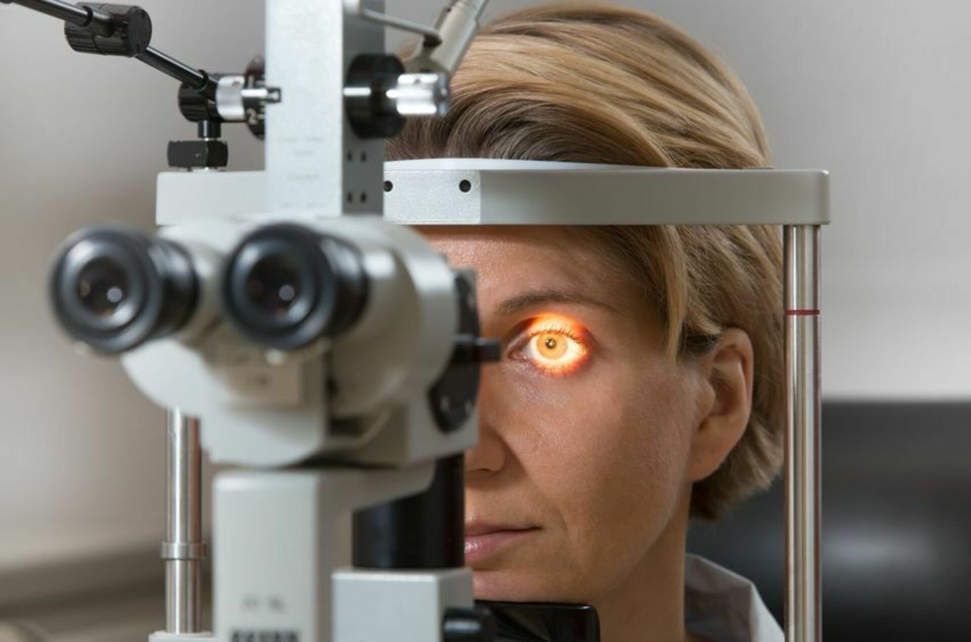 Биомикроскопия глаза с помощью щелевой лампы