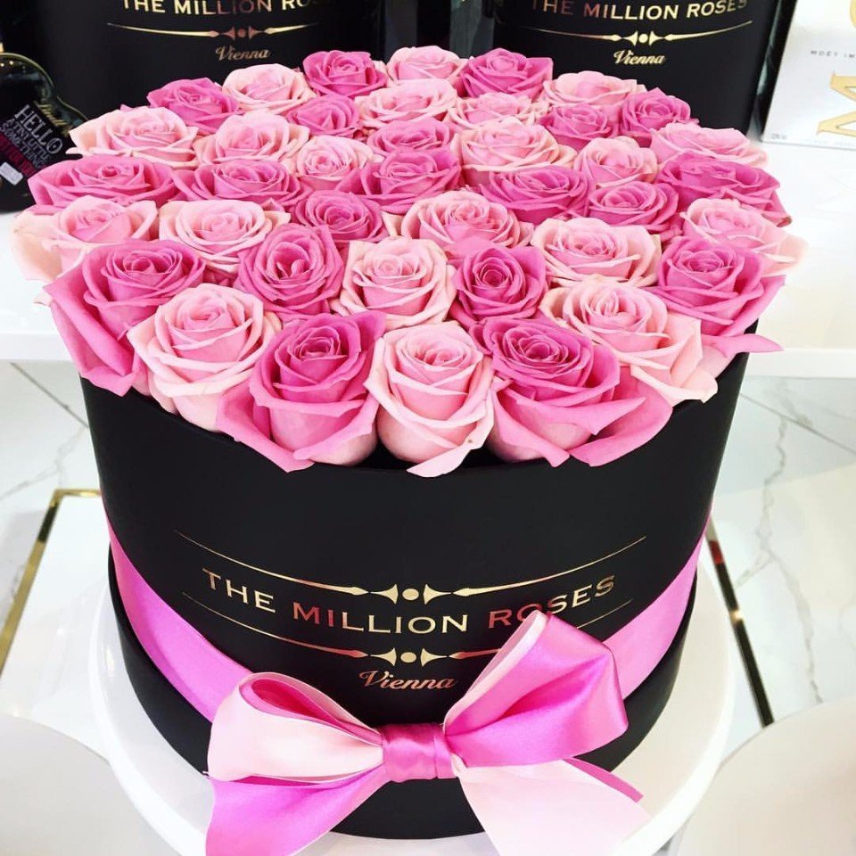 С днём рождения девушке коробка с цветами