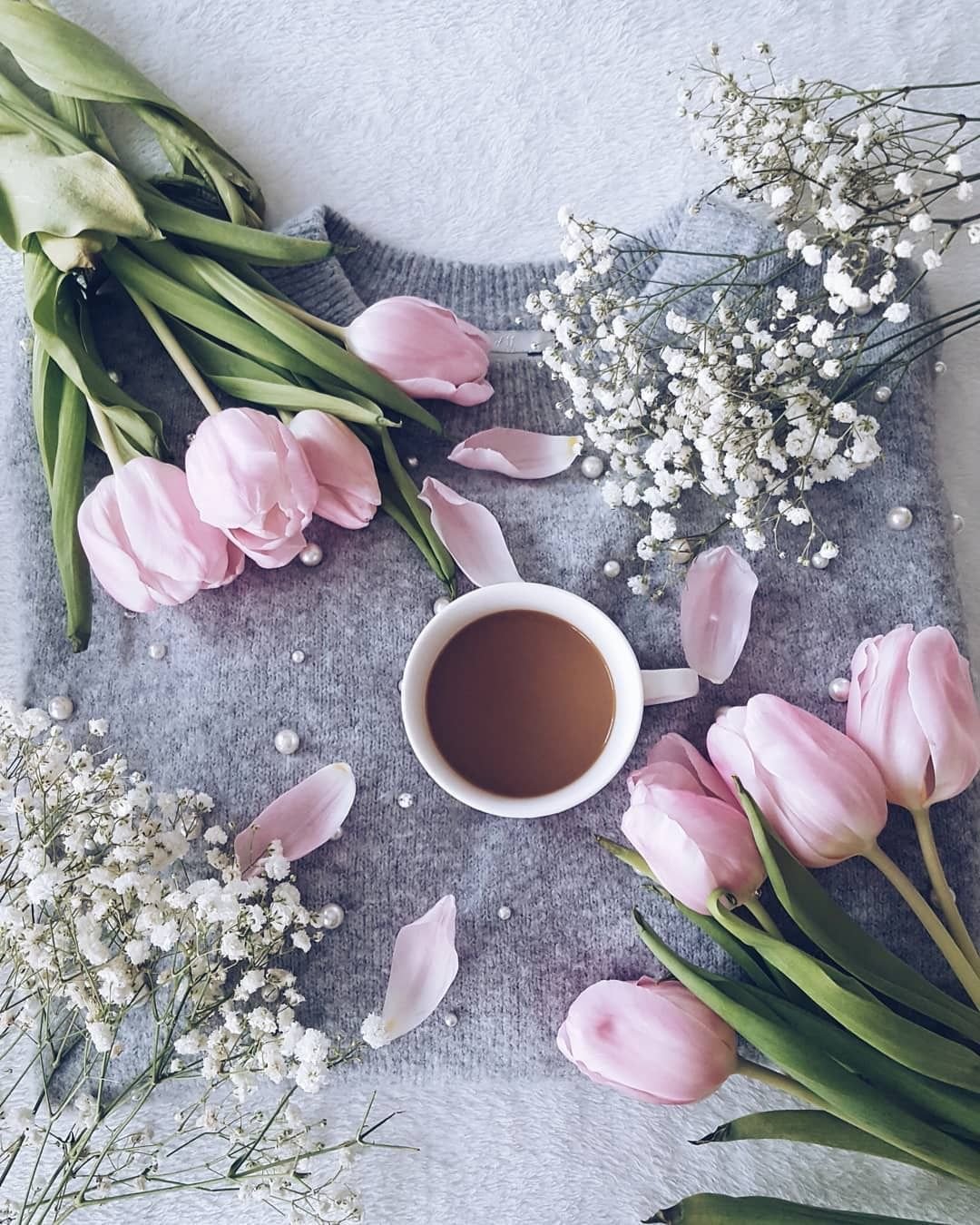 Доброе весеннее утро картинки креативные. Завтрак с цветами. Кофе и цветы. Весенний завтрак.