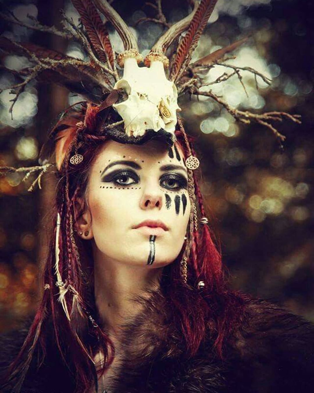 Шаман с бубном у костра