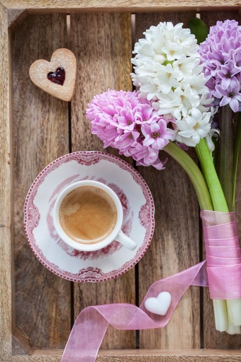 Доброе весеннее утро картинки креативные. Красивый завтрак с цветами. Кофе и цветы. Утренние цветы. Красивые цветы в чашке.