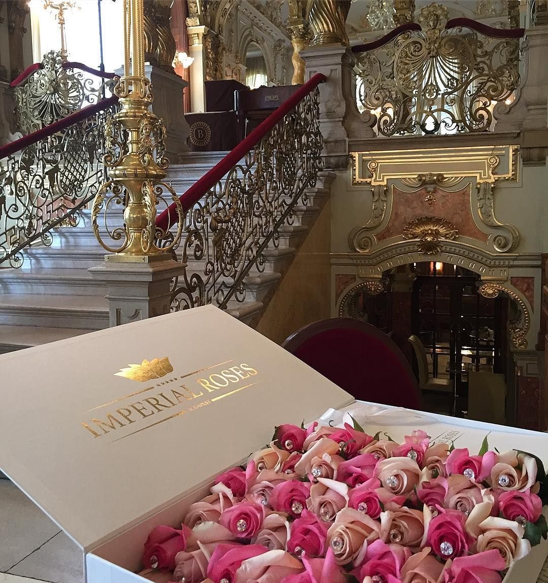 Фотосессия в кофейне с книгой