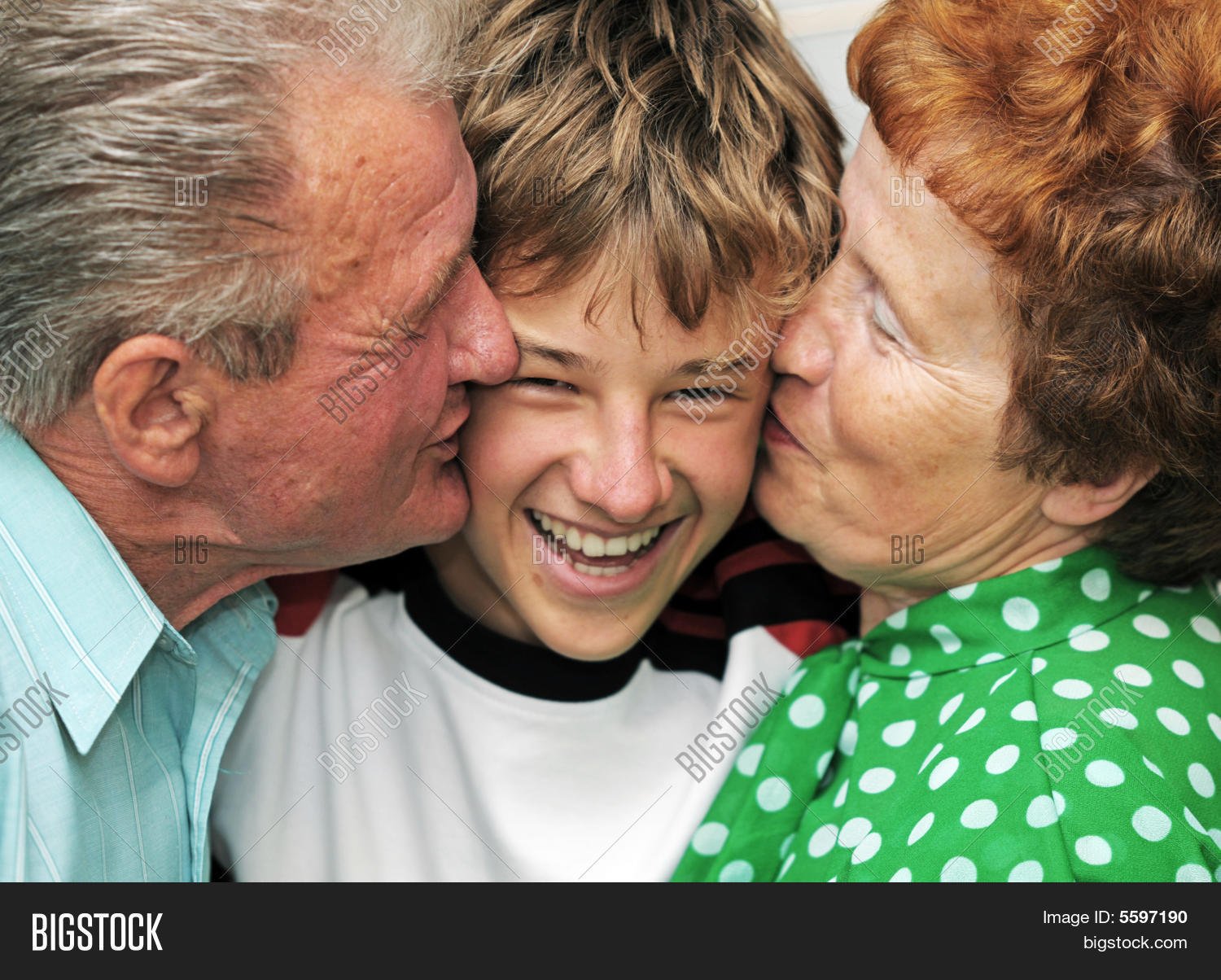 Поцелую дедушку. Бабушка поцелуй. Бабушка и внук. Бабушка целует внука. Дед целует внука.
