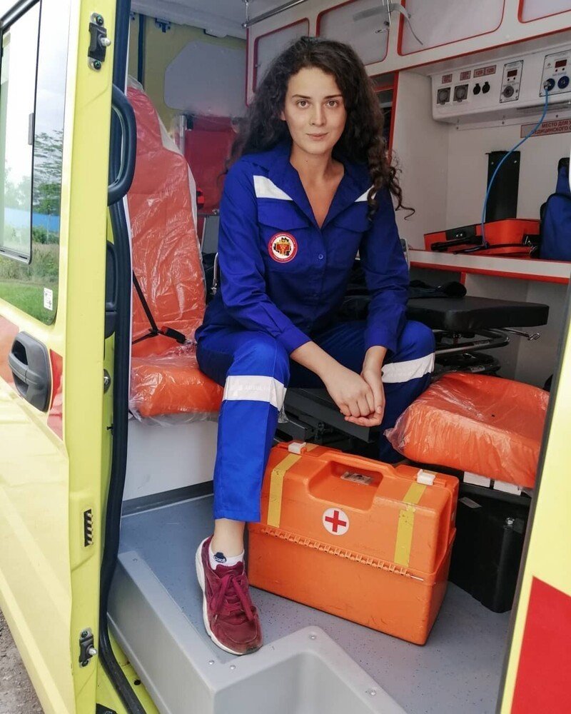 Девушка врач скорой помощи