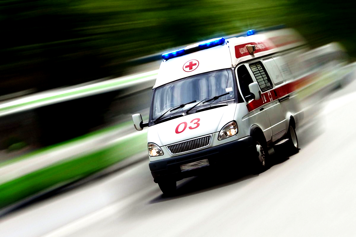 Машина скорой помощи едет