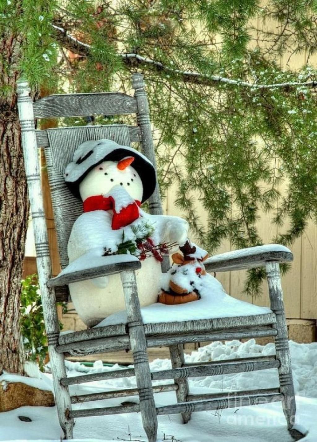 Зимнего выходного дня. Зимнее настроение. Зимние выходные. Снеговик на скамейке. Доброго зимнего утра Снеговики.