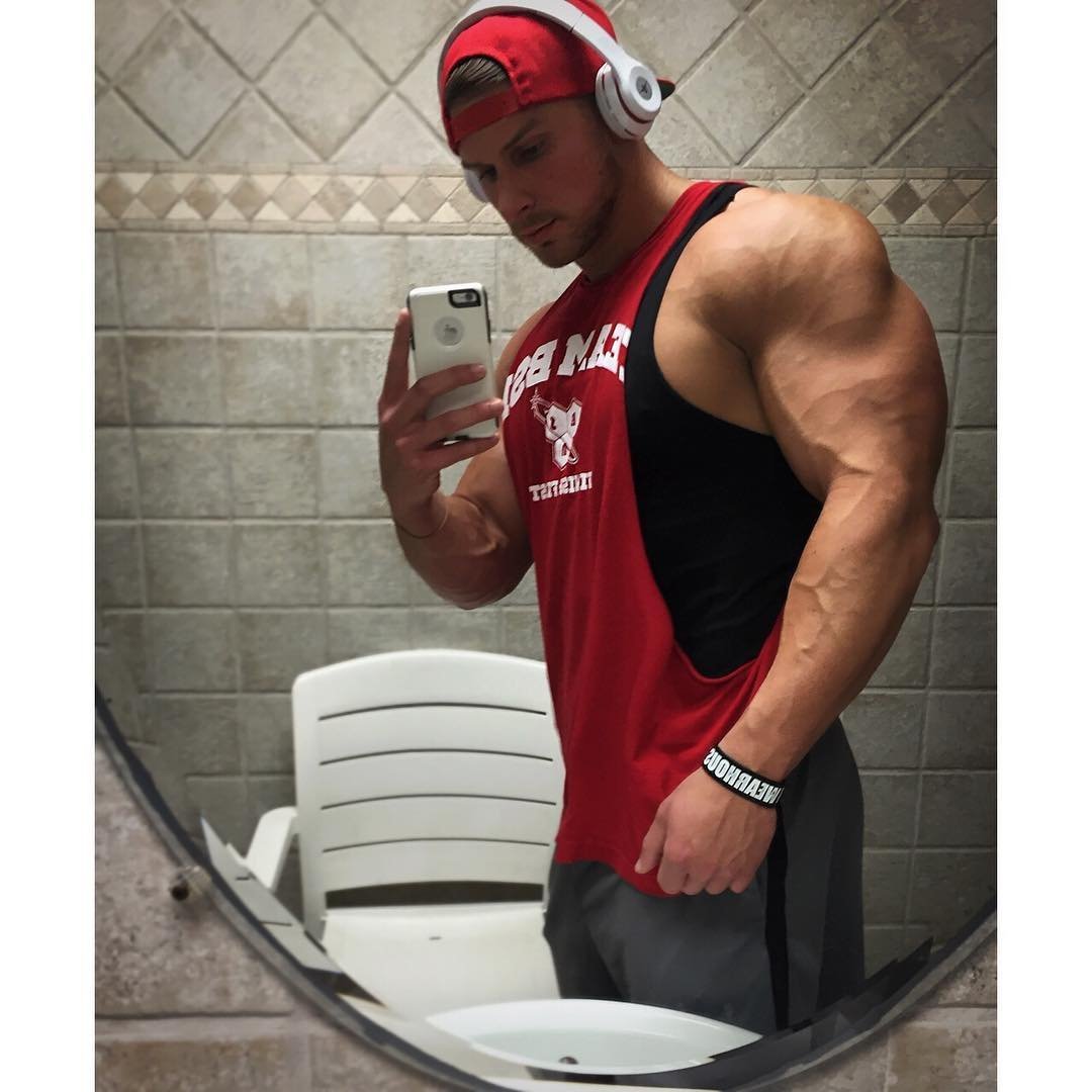 Парень качок селфи