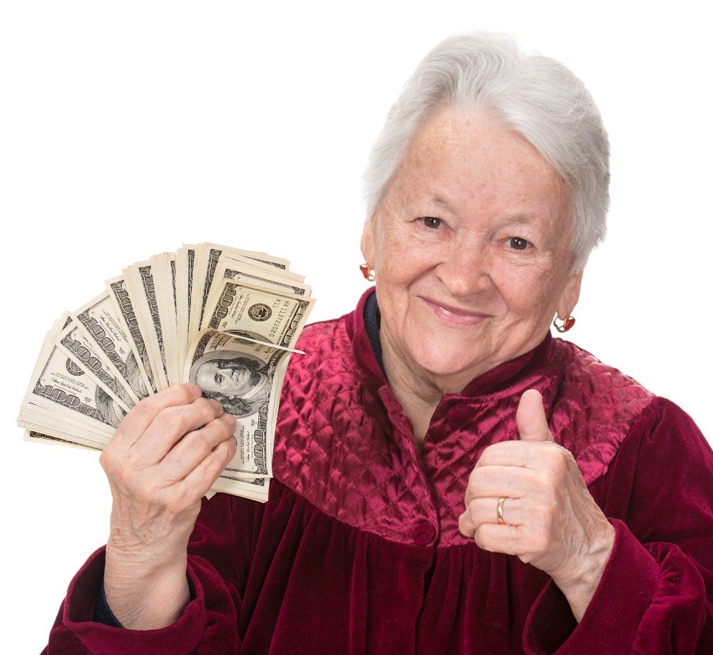 500 рублей бабушке. Бабки деньги. Бабуля с деньгами. Пенсионерка с деньгами. Бабушка с деньгами в руках.