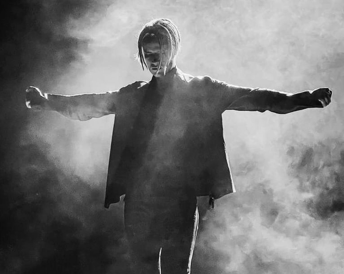 Shaman певец на сцене