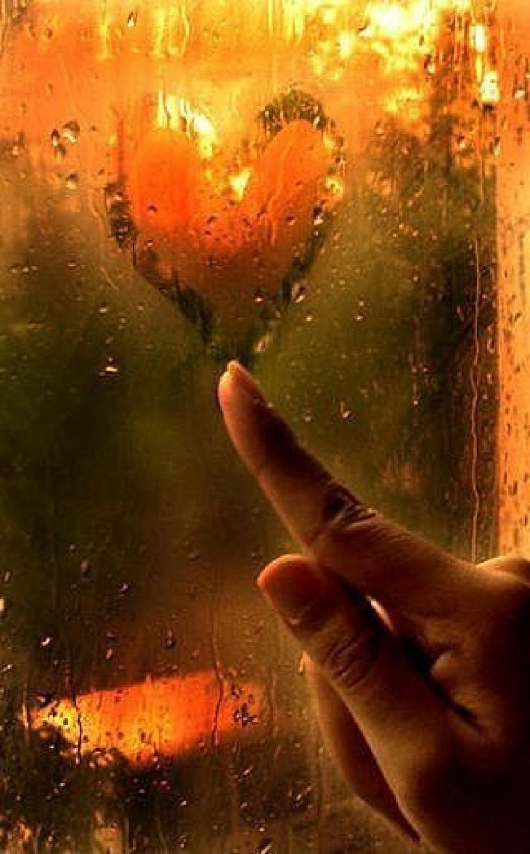 В душе тепло и солнечно. Сердце на стекле. Ладонь на стекле. Сердечко на окне в дождь. Сердечко на мокром окне.