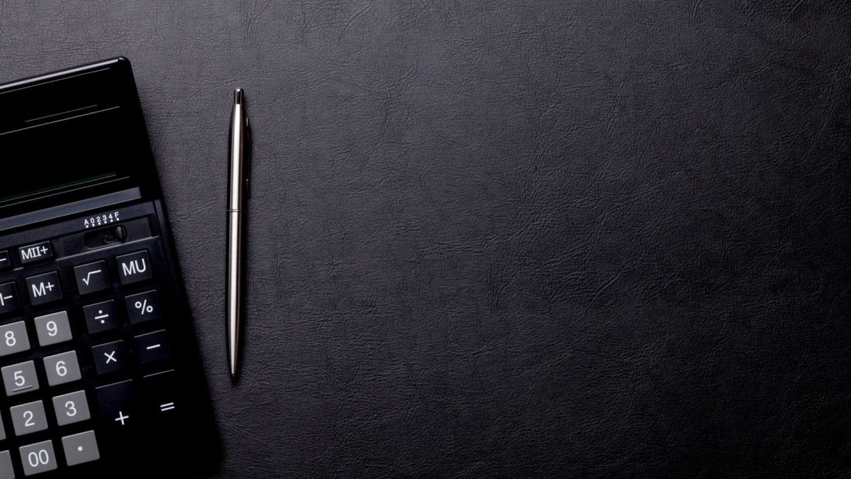 Калькулятор на черном фоне