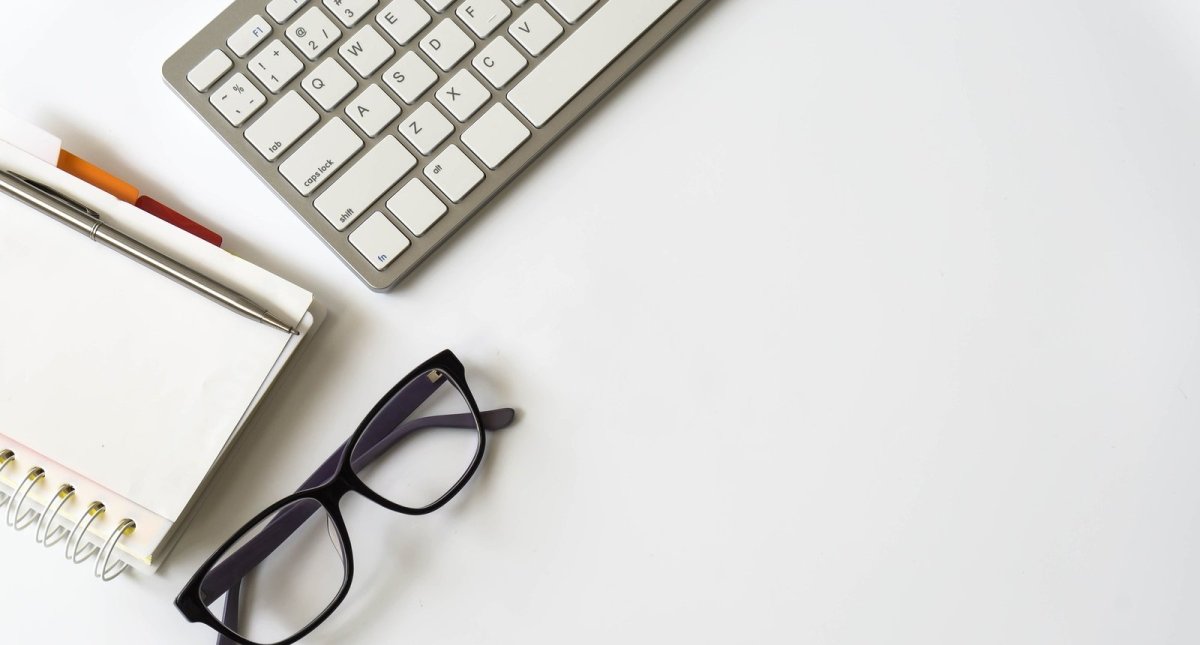 Офисные блокноты на белом фоне