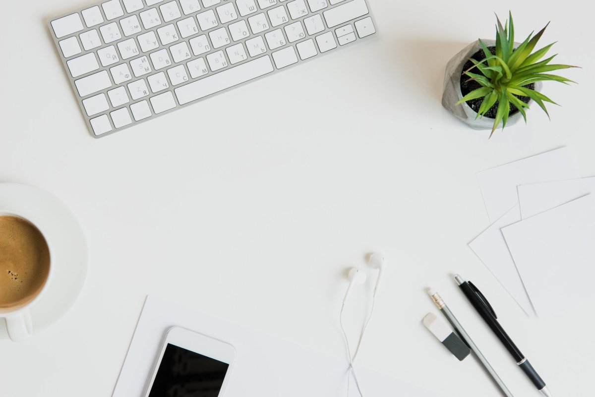 Офисный стол белый сверху