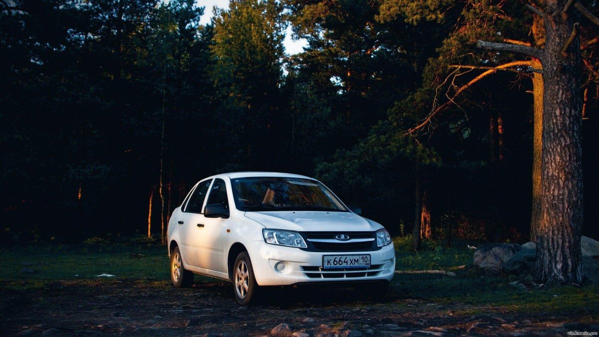 Обои Lada Granta на природе