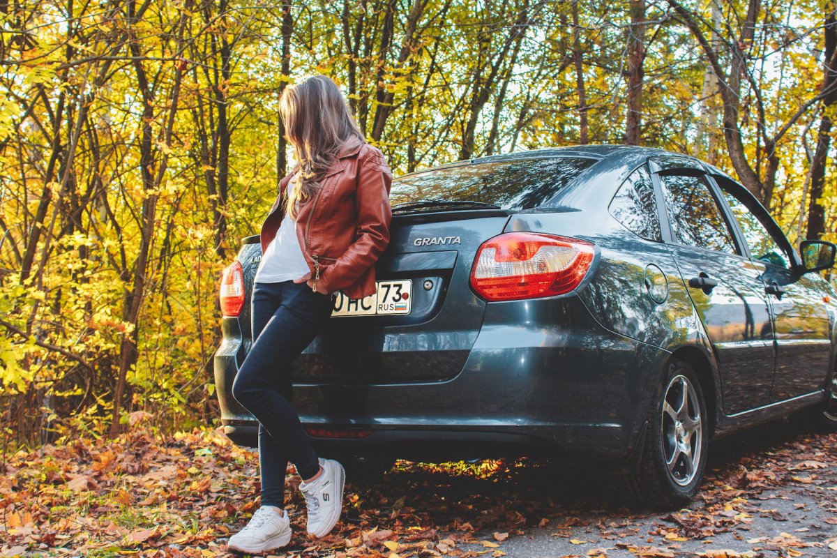 Лада Гранта лифтбек и девушки