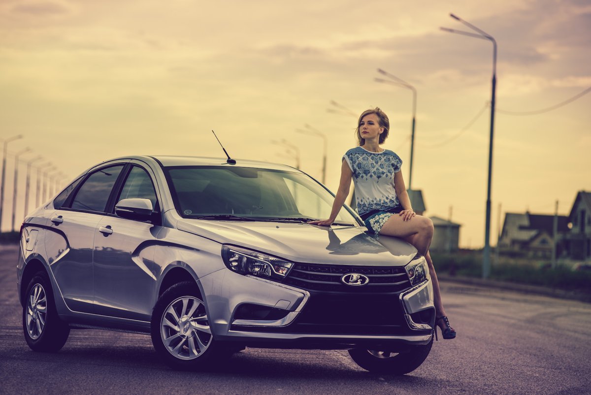 Лада Гранта лифтбек и девушки