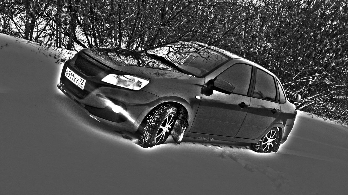 Лада Веста св кросс и девушки