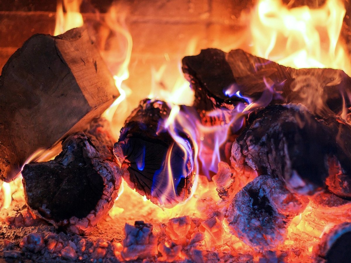 Горящий камин