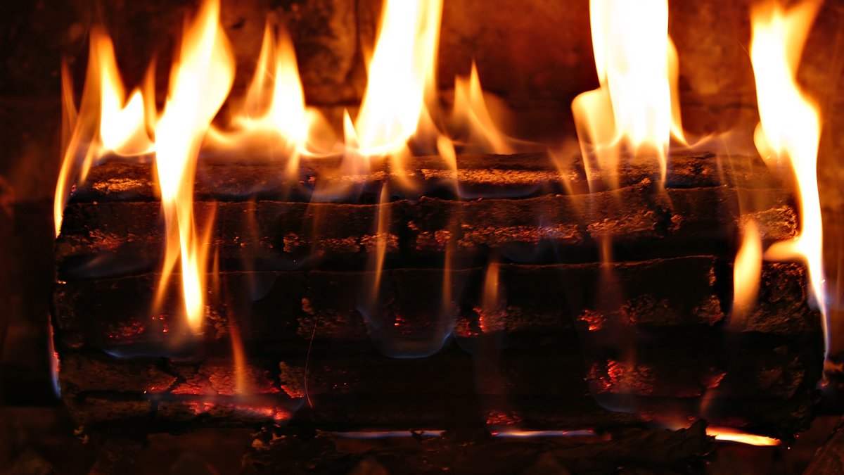 Камин огонь котелок