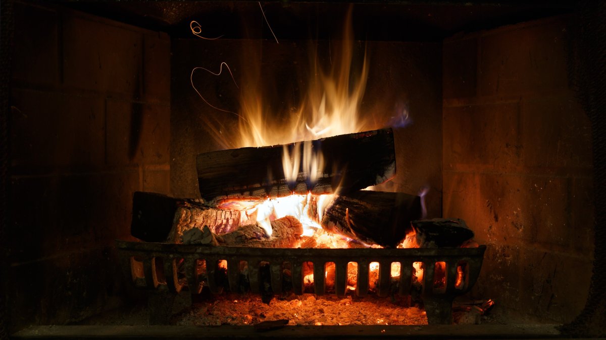 Огонь на черном фоне