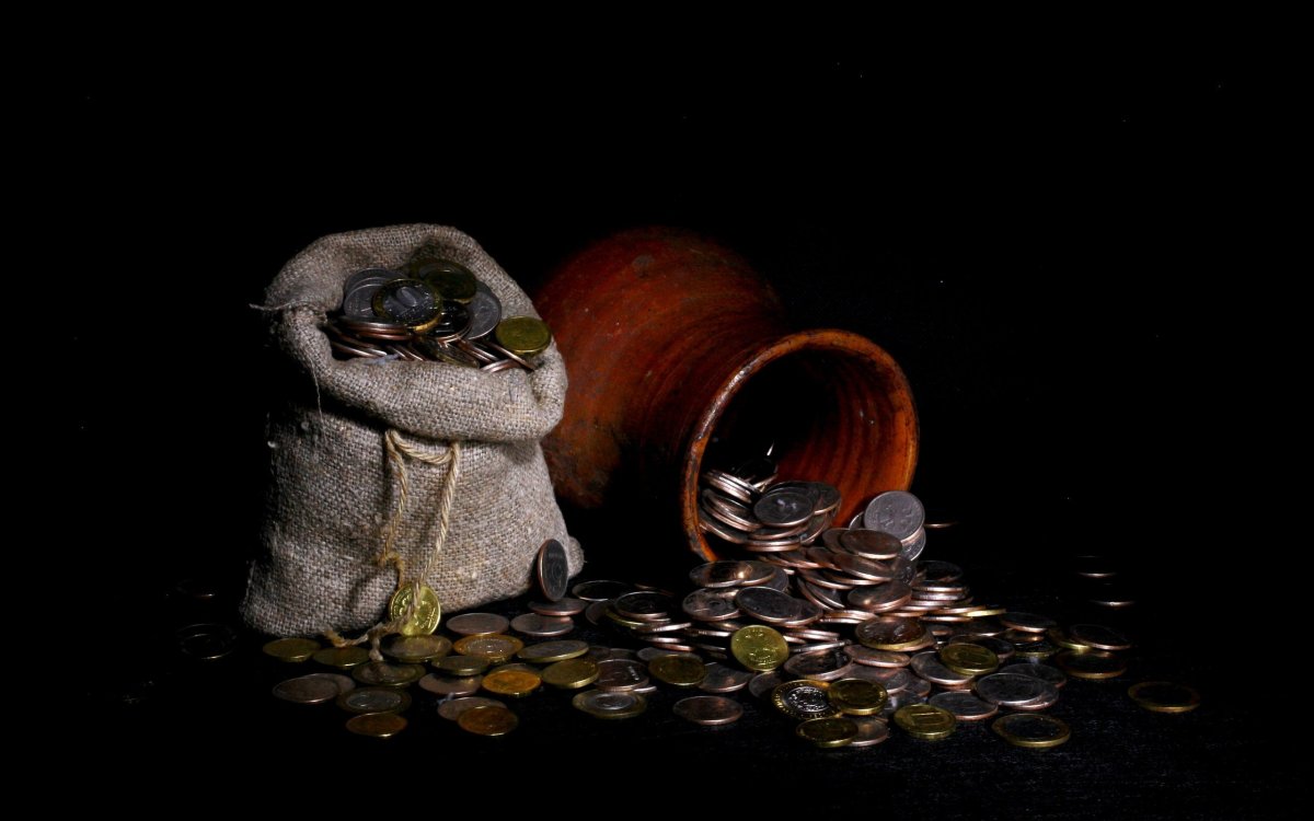 Монеты на темном фоне