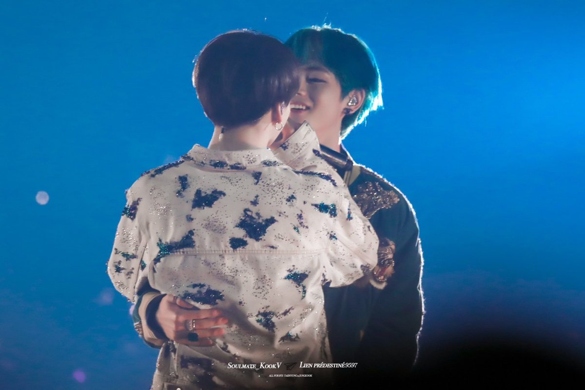 Вигуки БТС обнимаются