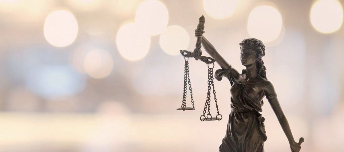 Весы Фемиды на синем фоне