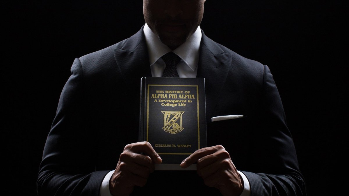 Бизнесмен на черном фоне